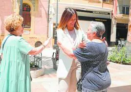Dos vecinas de Águilas felicitan a la alcaldesa, Mari Carmen Moreno, tras su triunfo en las elecciones, ayer por la mañana.