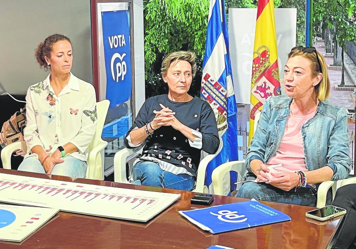 La candidata del PP a la alcaldía de Jumilla, Seve González (d), mantiene una reunión con dirigentes de su partido, ayer por la tarde.