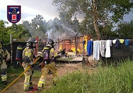 Efectivos trabajando en la extinción del fuego en la chabola.