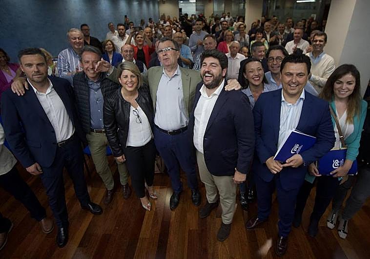El presidente del Partido Popular de la Región de Murcia, Fernando López Miras (5d), acompañado por los alcaldes electos de Murcia, José Ballesta (4i); de Cartagena, Noelia Arroyo (3i); de Lorca, Fulgencio Gil (2i); de Caravaca de la Cruz, José Francisco García (i); el secretario general José Miguel Luengo (2d), y la coordinadora general Rebeca Pérez (d), entre otros, durante un momento de la Junta Directiva Regional, este miércoles en la sede del PP en Murcia.