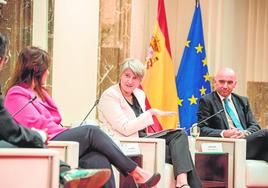 La directora general de Renfe Viajeros, Sonia Araujo; la directora general de Ouigo España, Hélène Valenzuela, y el consejero delegado de Iryo, Simone Gorini, el pasado lunes en la sede de la CNMC.