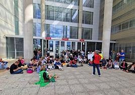 Sentada de funcionarios, en la mañana de este miércoles, a las puertas de la Ciudad de la Justicia de Murcia.