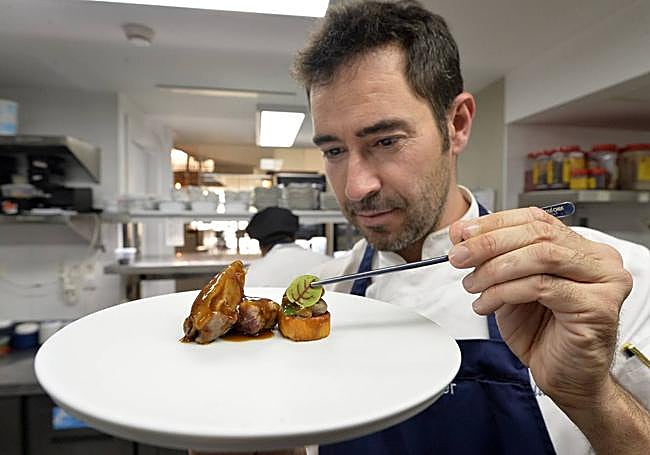 Juan Guillamón emplata su codorniz de vuelo, con guiso de sus interiores, batata y pimentón.