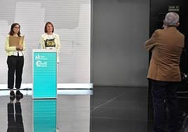 María Marín, de Podemos, se negó a dejar el atril a Helena Vidal, a su lado.