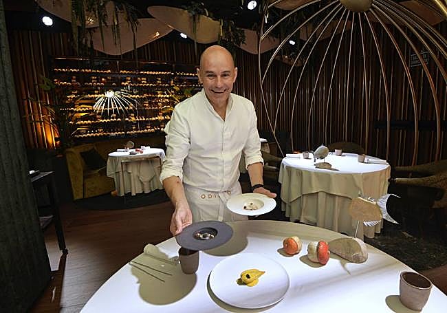 Nazario Cano, en una imagen de archivo, con algunos de sus platos de la primera etapa en Murcia.