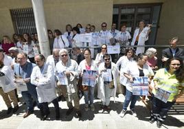 Profesionales concentrados este miércoles frente al centro de salud de San Andrés, en Murcia, en protesta por el aumento de agresiones.