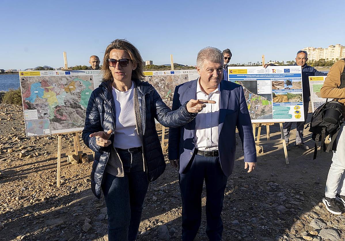 Teresa Ribera, en Puerto Mayor con Pepe Vélez, a principios del pasado mes de abril.