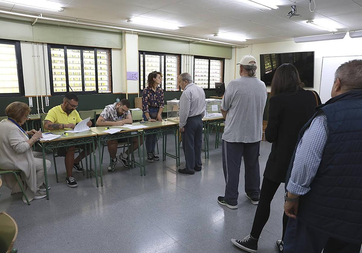 Varios votantes hacen cola en un colegio de Murcia este pasado domingo.