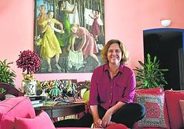 En familia. Toya Viudes, en casa de sus padres, delante del cuadro 'Las lavanderas', de su tía abuela Rosario de Velasco.