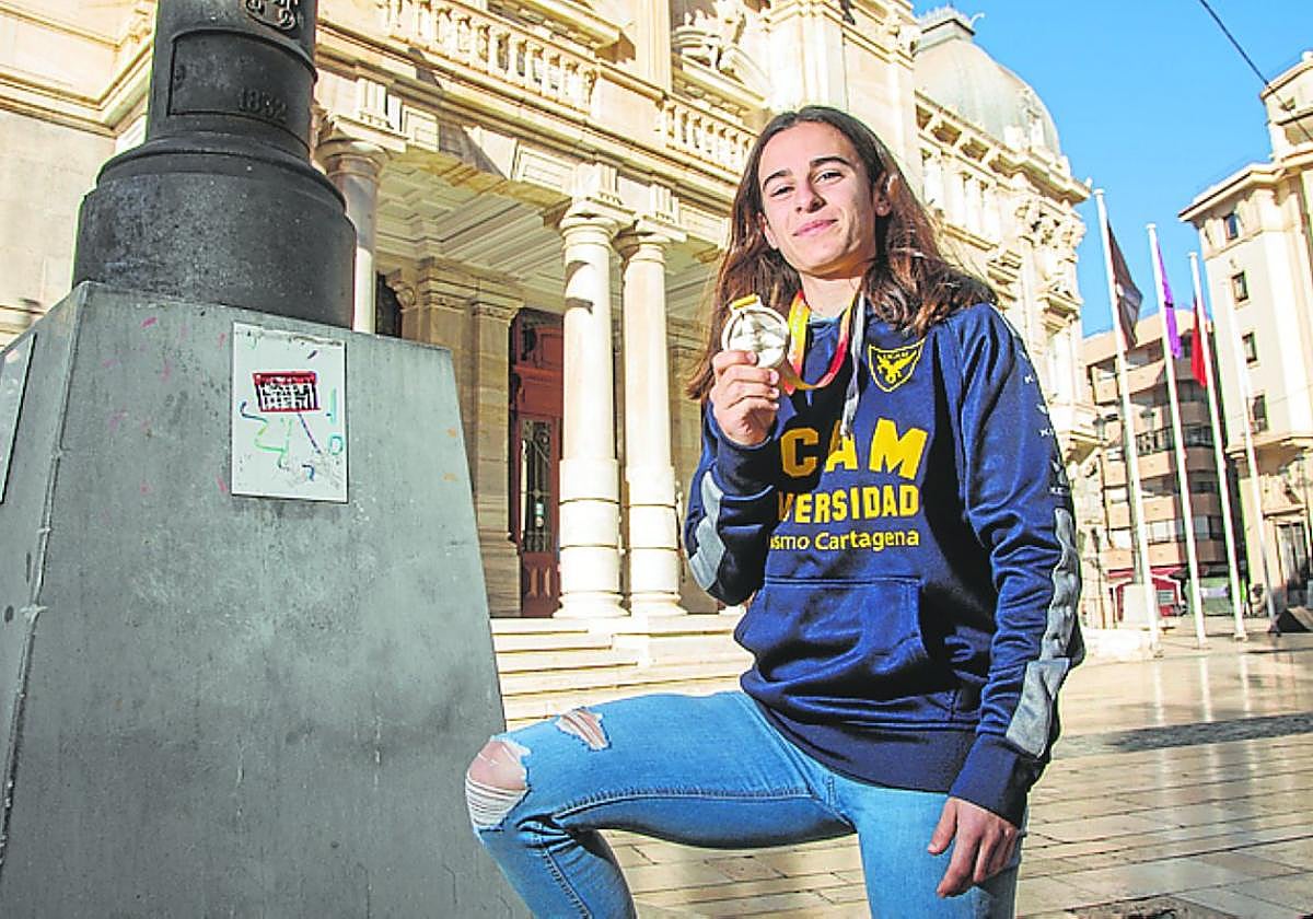 Eva Ibarra, con la medalla de oro que logró en el Nacional sub-20 en pista cubierta del pasado mes de marzo.