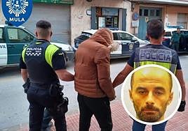 Dos agentes custodian a uno de los acusados, que fue detenido en Mula. Silvestre, la víctima.