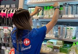 Una empleada de la cadena.