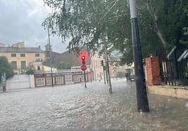 La lluvia inundó la avenida Los Andenes de Caravaca este jueves.
