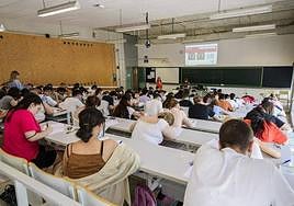 Alumnos realizan el examen de Ebau, en una imagen de archivo.
