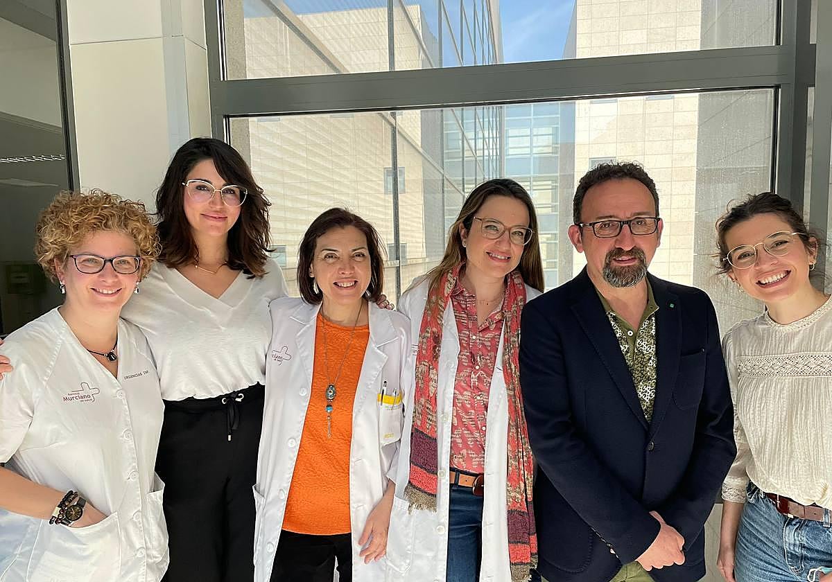 Parte del equipo multidisciplinar que participa en el ensayo está conformado por la miembro de la Unidad de Medicina Fetal Catalina de Paco, la cirujana maxilofacial Gabriela Cortez, la pediatra y genetista Encarga Gillén, la dermatóloga Teresa Martínez, el dentista Federico Martínez, y la data manager Elena Pérez.