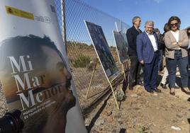 Teresa Ribera y José Vélez, a principios de abril en La Unión con un cartel del Mar Menor.