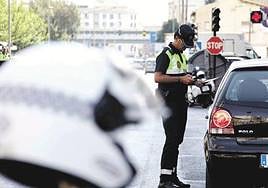 Un agente pone una multa de tráfico.