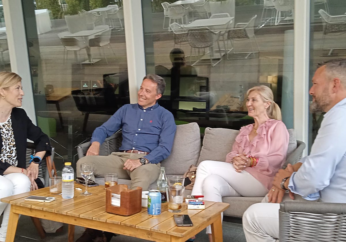 Medina, Gil, Menduiña y Martínez, sonrientes durante su encuentro en un hotel.