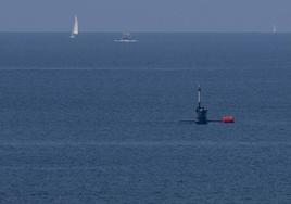La vela del submarino asoma durante las pruebas de inmersión; detrás, el buque de rescate y salvamento 'Clara Campoamor'.