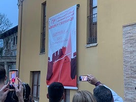 Despliegue del cartel de este año junto al Pozo de Cremós.