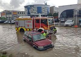 Los bomberos rescatan a un conductor atrapado en Yecla.