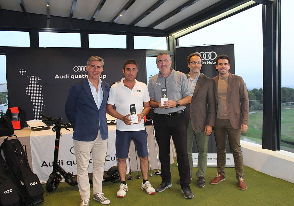 Salvador Huertas, gerente de Audi Huertas Motor; los ganadores del torneo, Alfredo Velázquez Marín y Francisco Soler López; Javier Sentí, responsable de Audi Sport España, y Mauricio Marín, de Ola Golf.