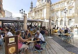 Turistas sentados en as terrazas de la plaza del Ayuntamiento de Cartagena durante el mes de mayo.