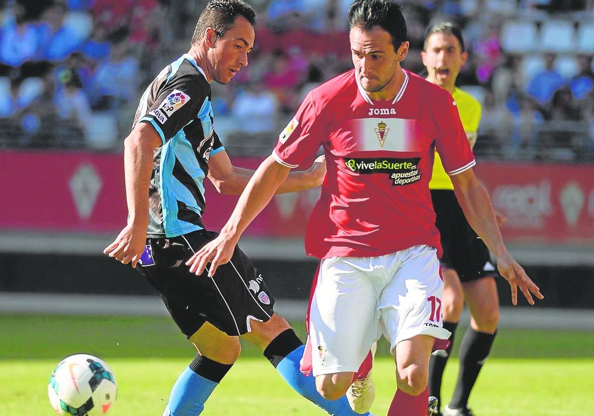 Kike García persigue un balón en el Real Murcia-Lugo de la temporada 2013-14.