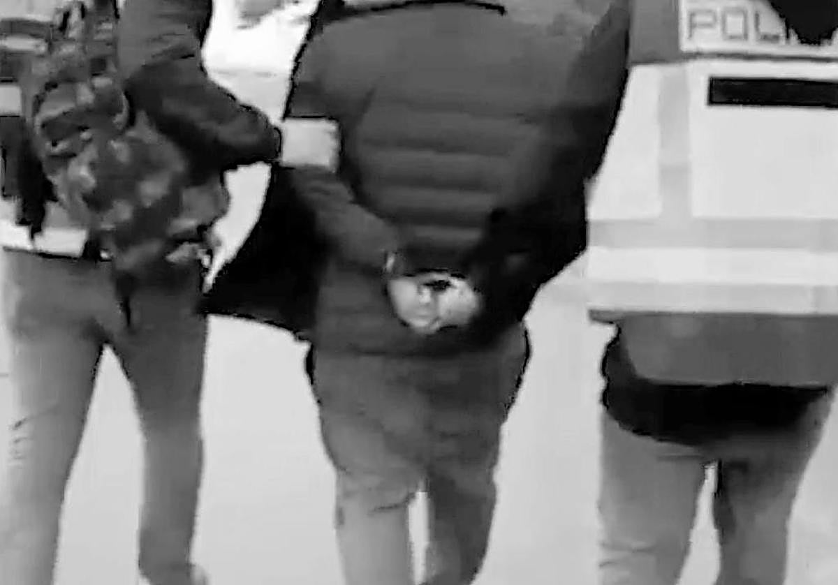 Agentes de la Policía Nacional, con uno de los detenidos.