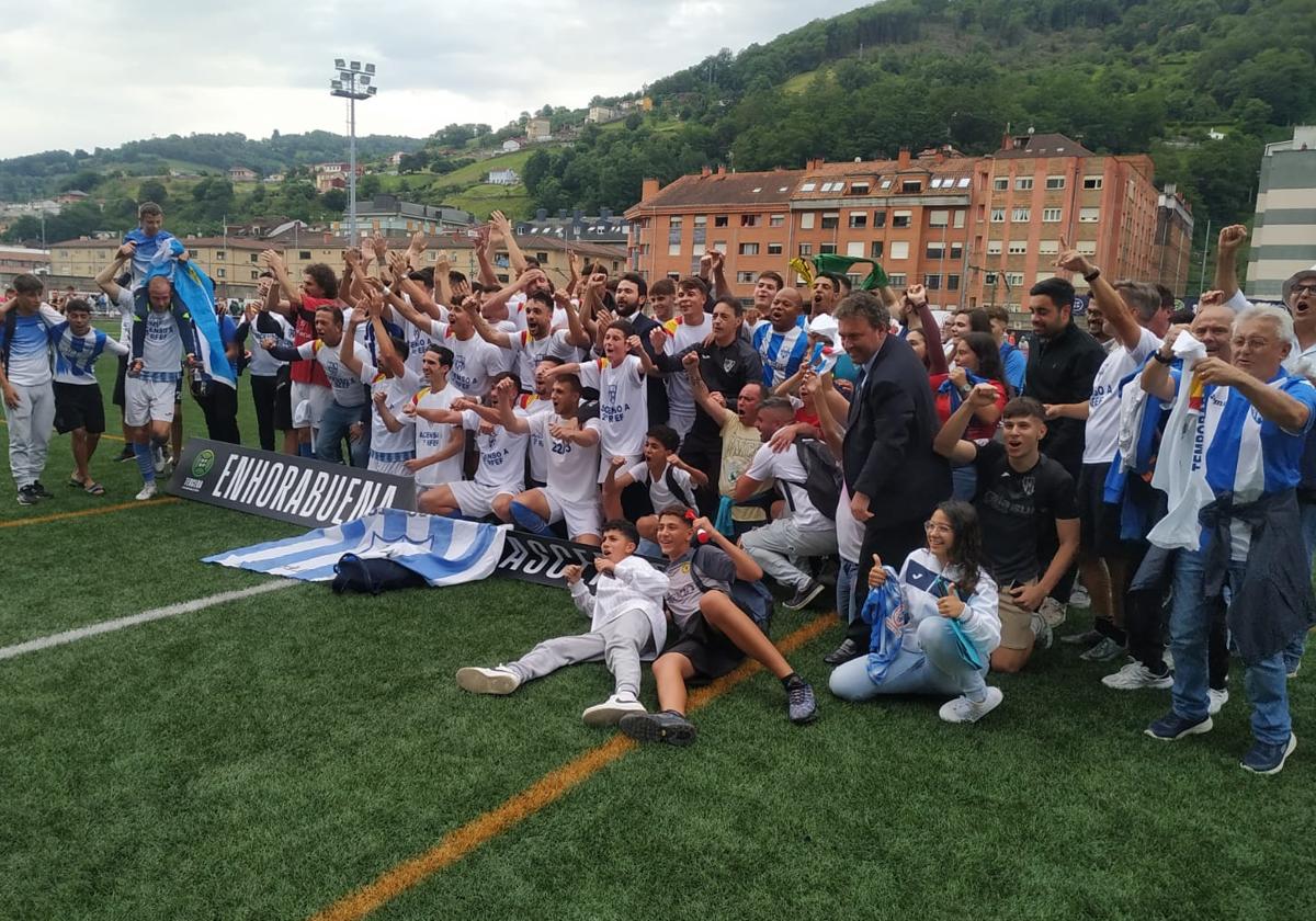 Los jugadores de La Unión celebran el ascenso sobre el césped.