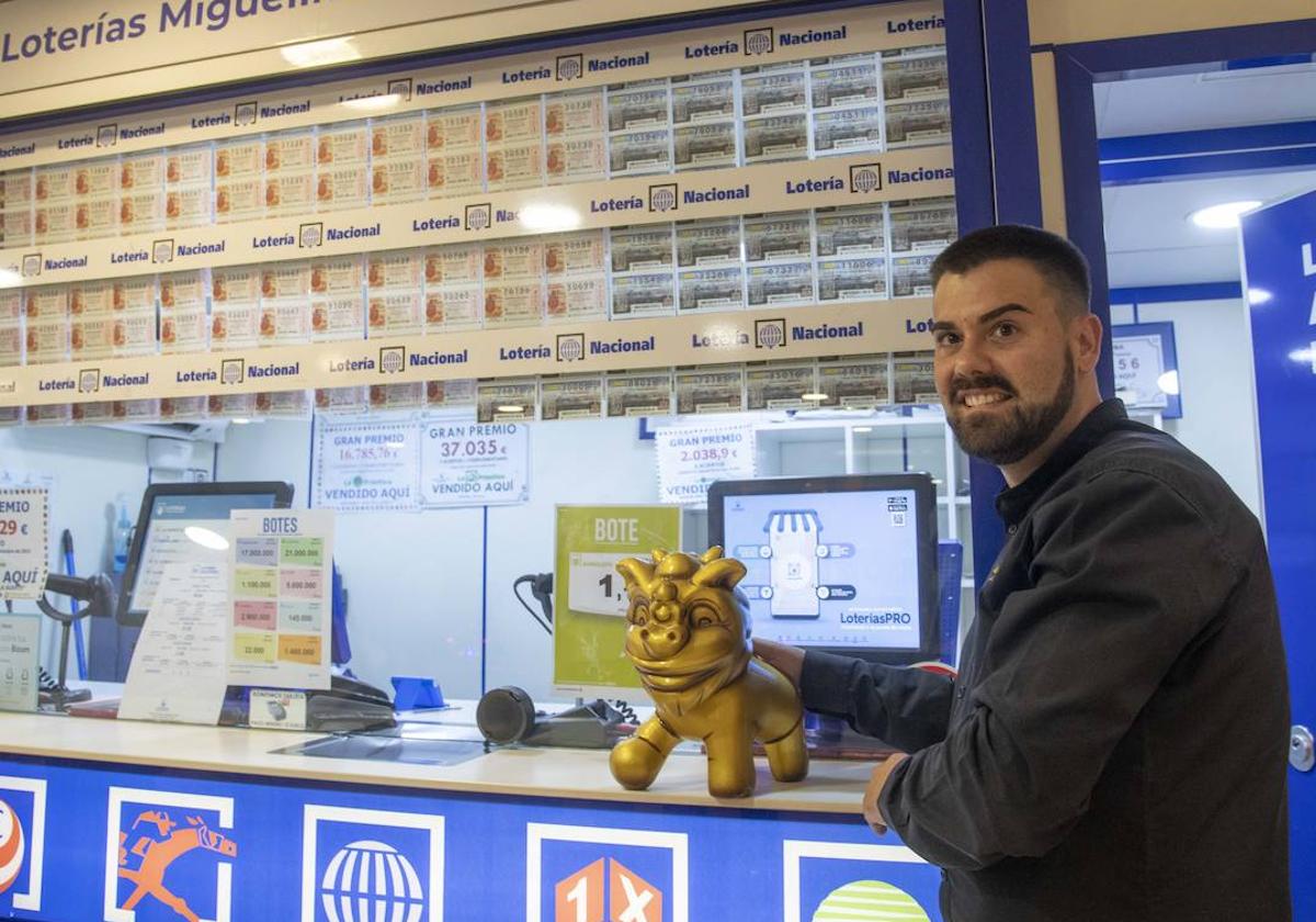 Miguel, dueño de la administración Migueliko, encargada de haber repartido dos primeros premios en el mismo día.