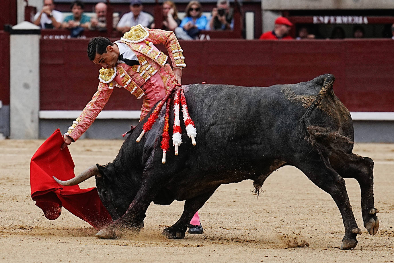 La corrida de Paco Ureña en la Feria de San Isidro en Las Ventas, en imágenes