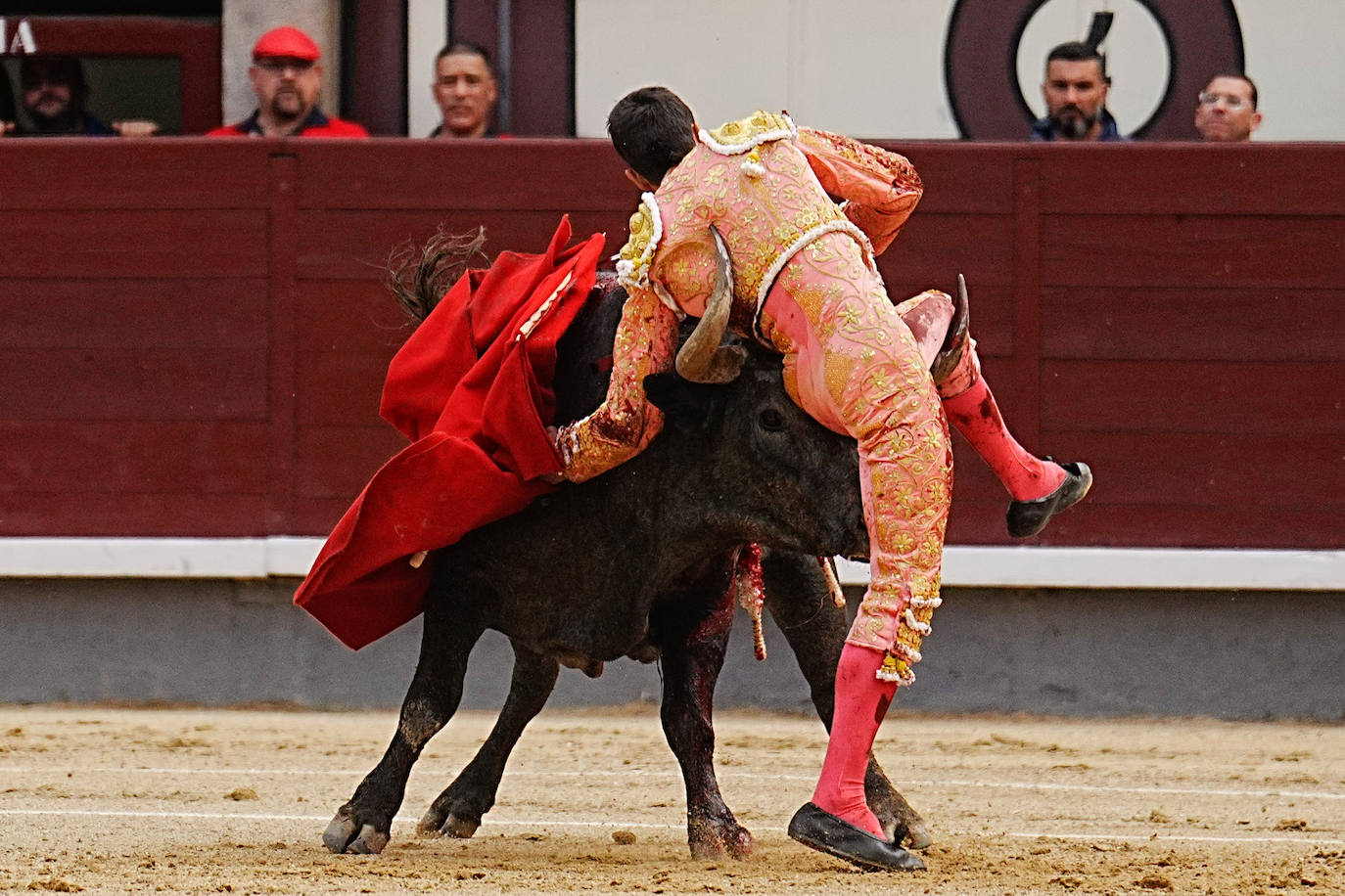 La corrida de Paco Ureña en la Feria de San Isidro en Las Ventas, en imágenes