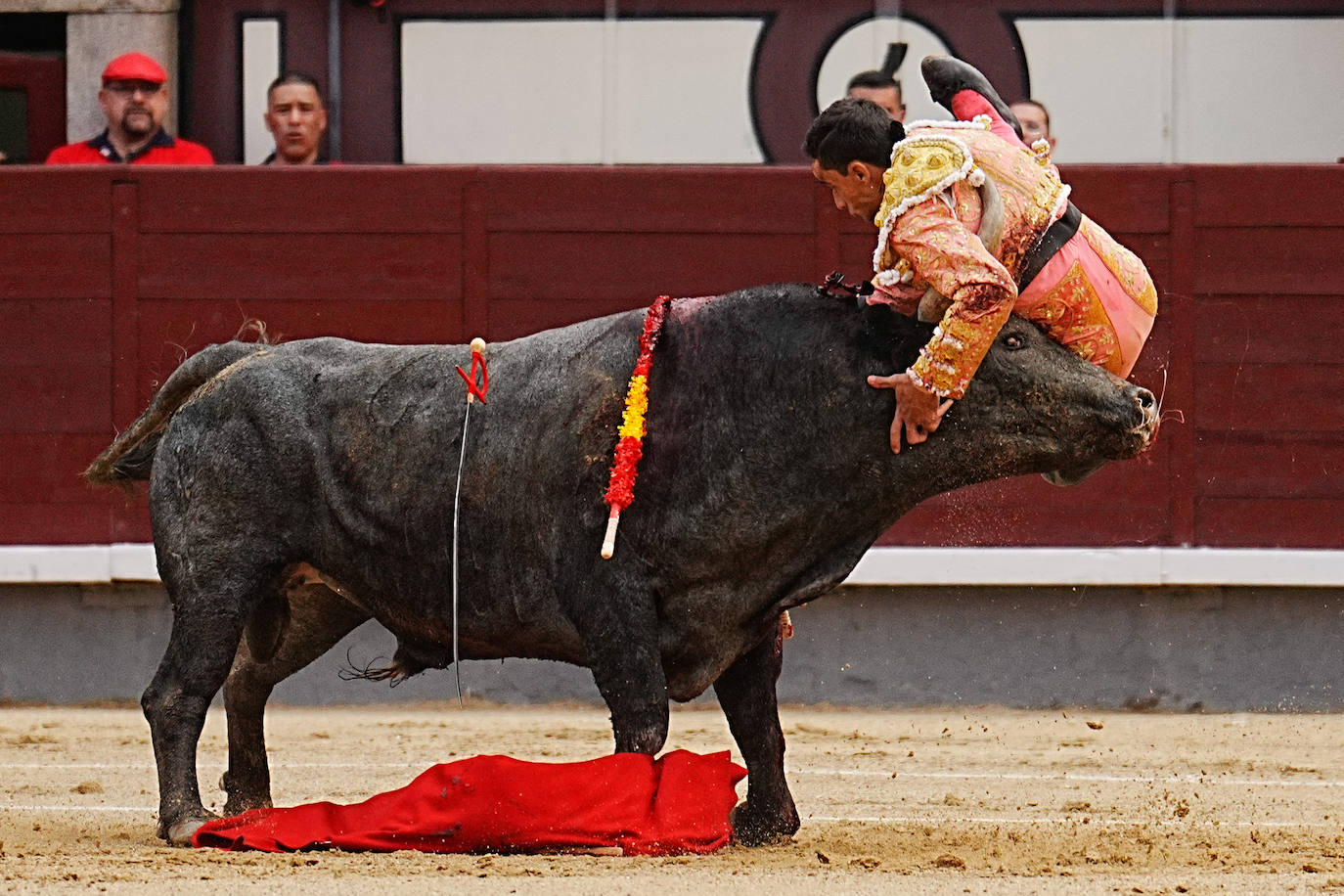 La corrida de Paco Ureña en la Feria de San Isidro en Las Ventas, en imágenes
