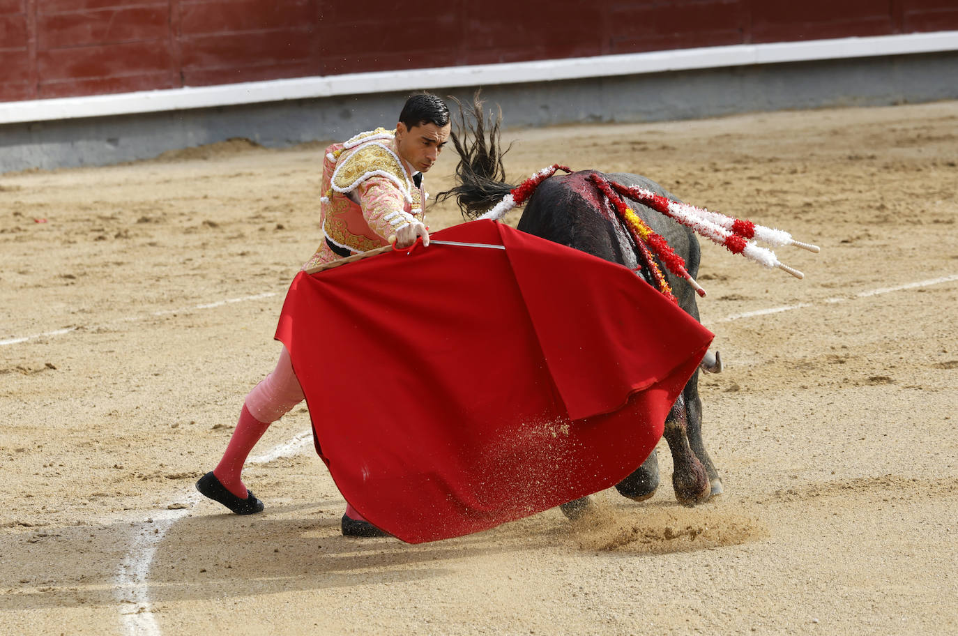 La corrida de Paco Ureña en la Feria de San Isidro en Las Ventas, en imágenes