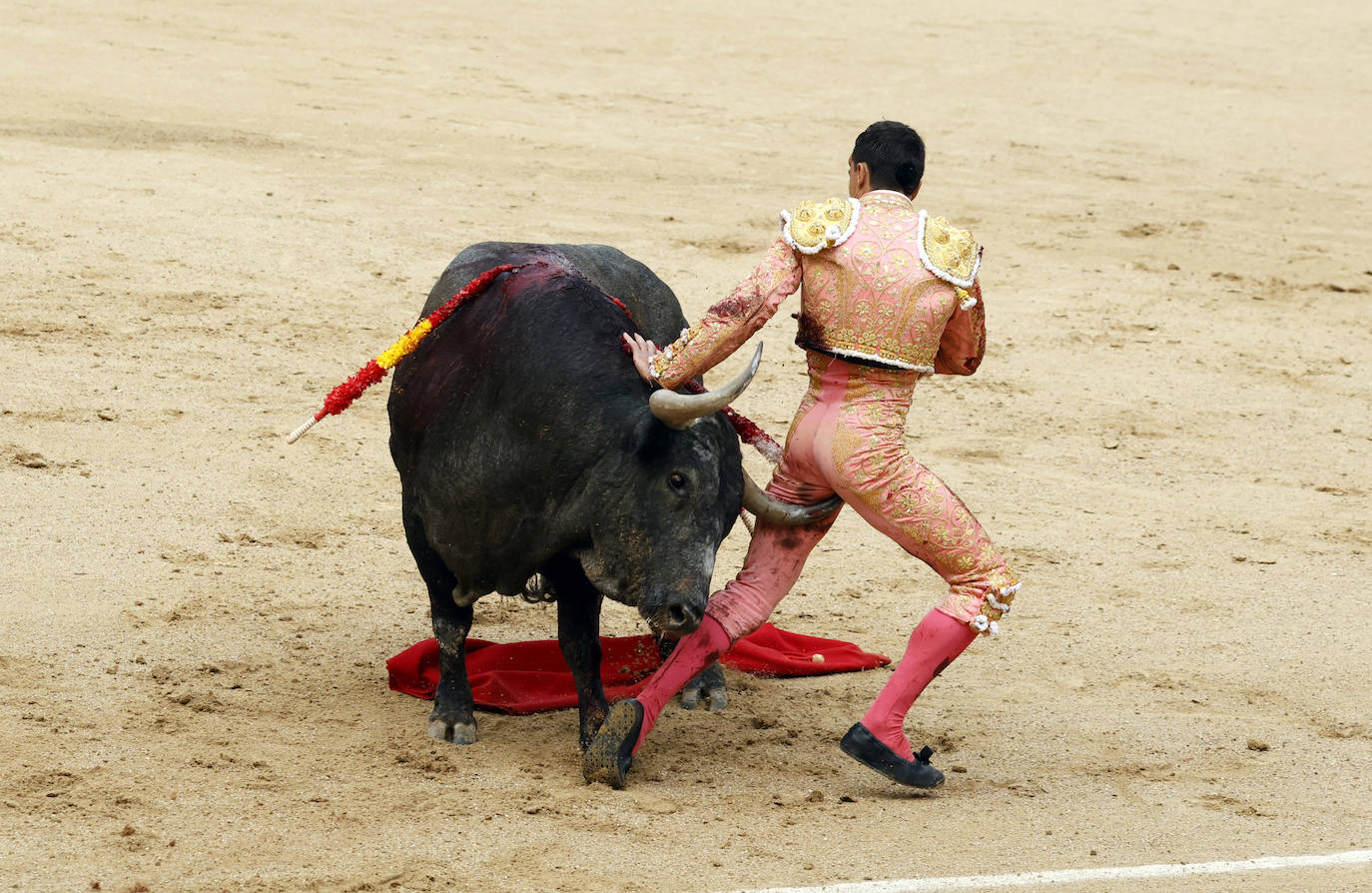 La corrida de Paco Ureña en la Feria de San Isidro en Las Ventas, en imágenes