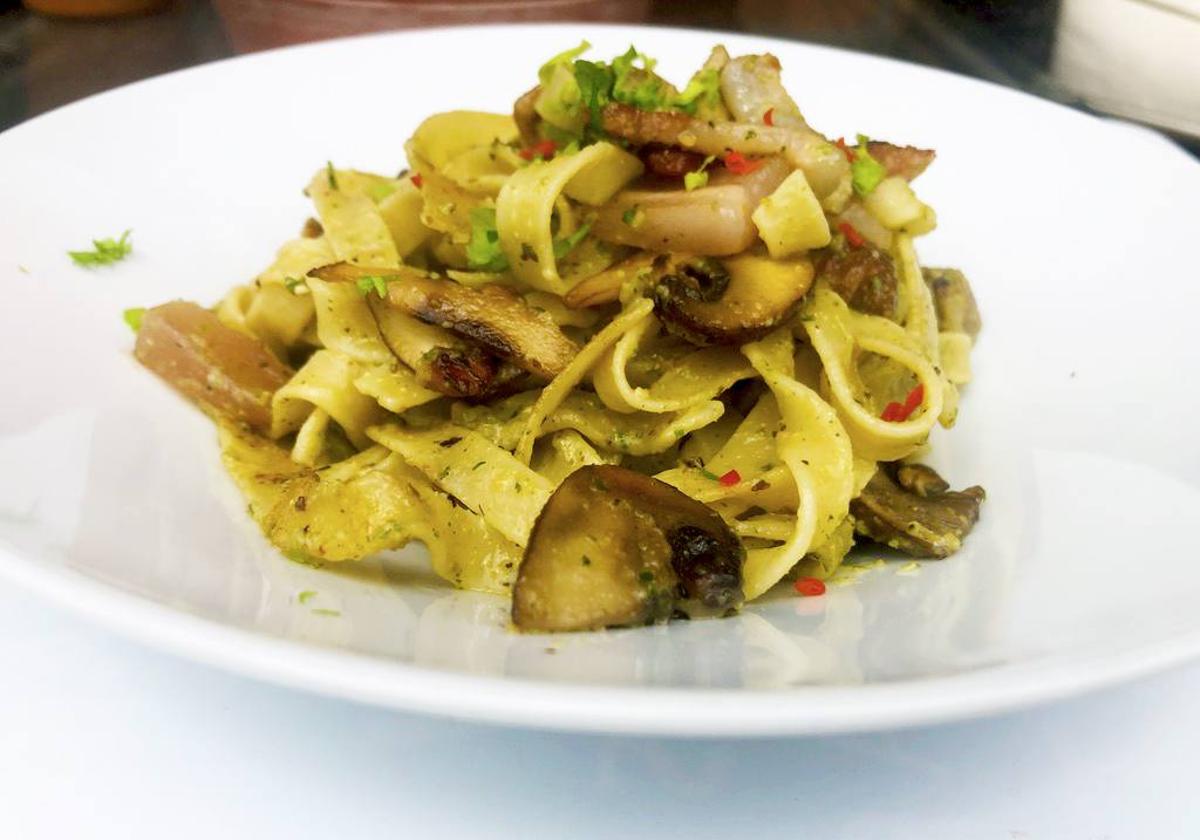 Tagliatelle con pesto de aguacate y boletus