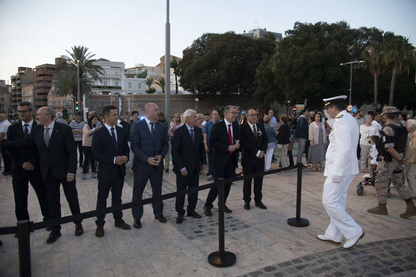 Los militares homenajean a la Bandera en Cartagena