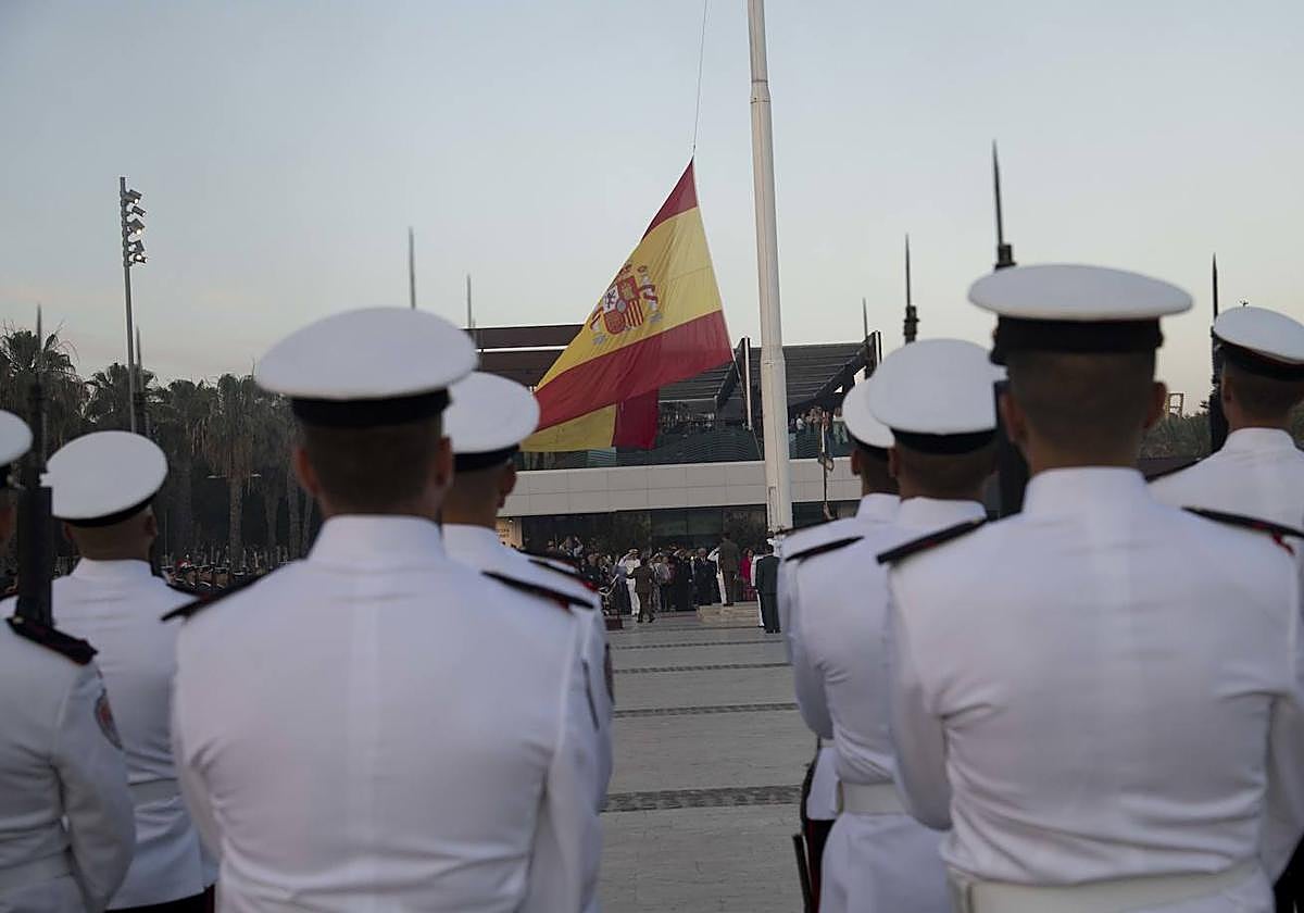 Infantes de marina presentan sus armas durante el arriado.