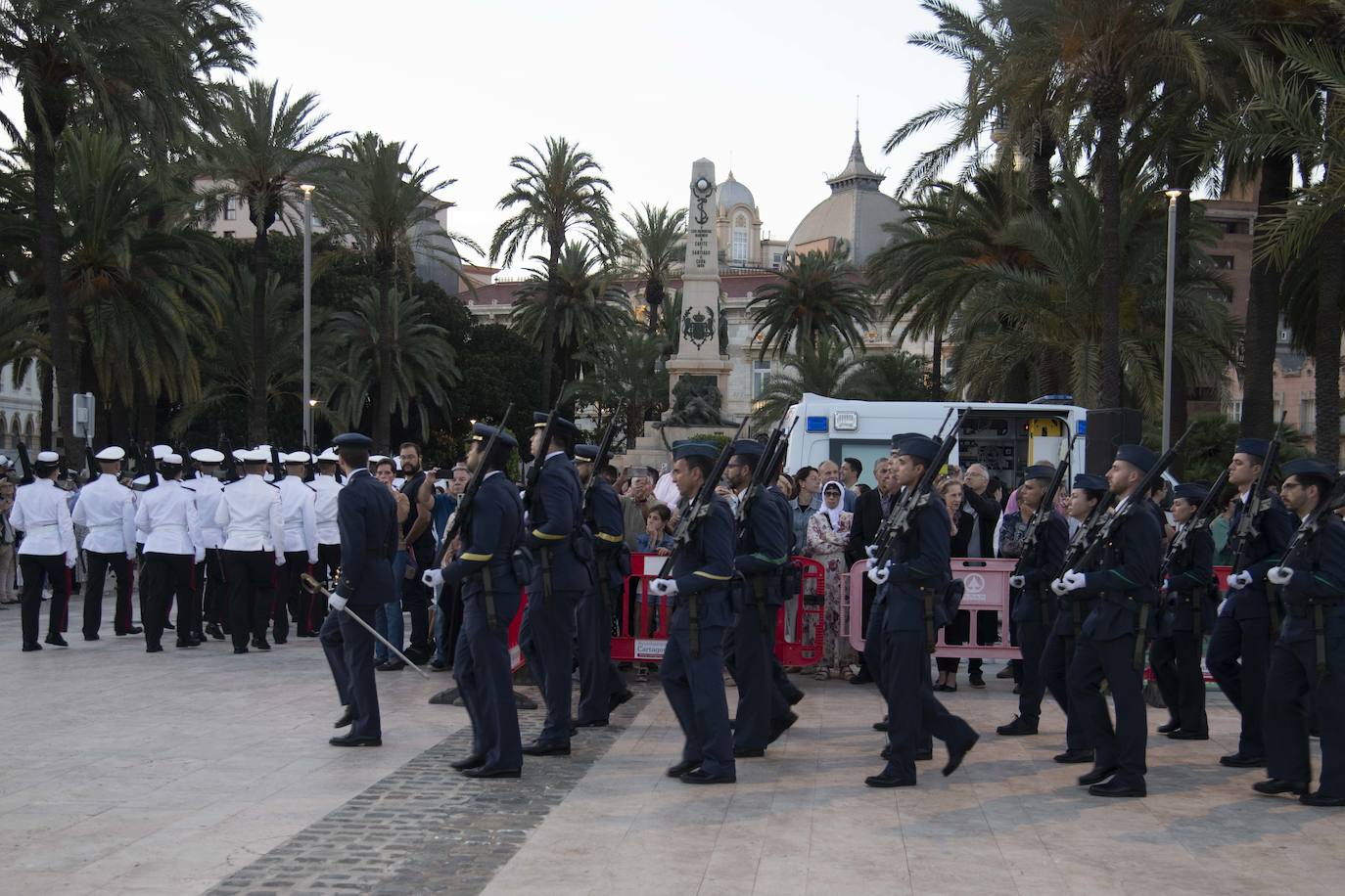 Los militares homenajean a la Bandera en Cartagena