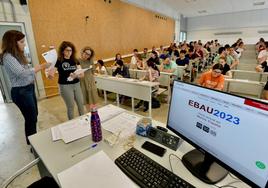 Un aula de la UMU acoge a un grupo de estudiantes que se examinan en la Ebau, este lunes.