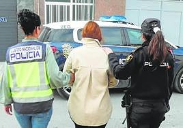 Agentes trasladan a un sospechosa de 'hurtos amorosos' contra personas mayores en Yecla.