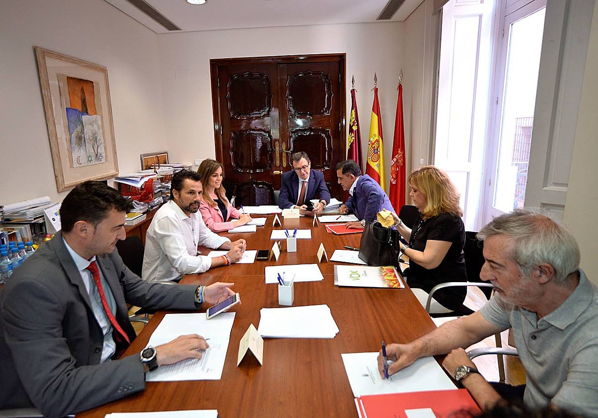 Imagen de la primera reunión de la Junta de Portavoces salida de los comicios de mayo de 2019, Ginés Ruiz (Podemos), Mario Gómez (Ciudadanos), Rebeca Pérez (PP), el alcalde José Ballesta (PP), José Antonio Serrano (PSOE) e Inmaculada Ortega (Vox), junto al secretario del Pleno, Antonio Marín.
