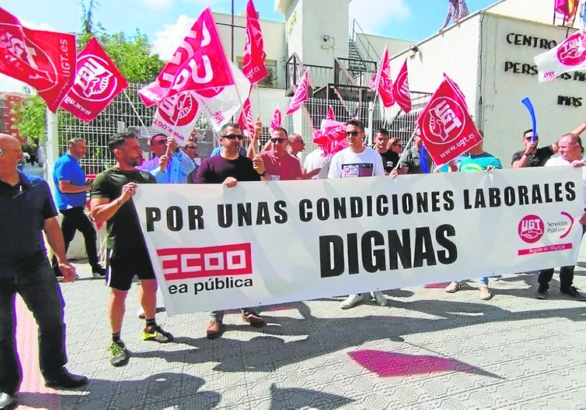 Representantes sindicales y efectivos de la Policía Local se manifiestan, ayer, en Caravaca.