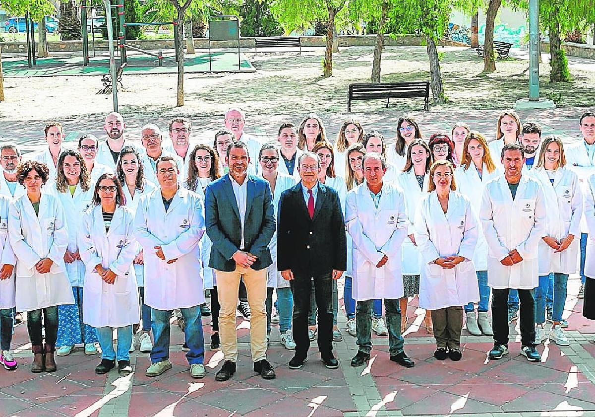 Equipo del Centro TecnológicoNacional de la Conserva, con sudirector, Pablo Flores, y supresidente, José García Gómez, al frente.