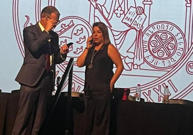 La vicerrectora de Estudiantes, Alicia Rubio, junto a un compañero, trabajan para organizar el acto.