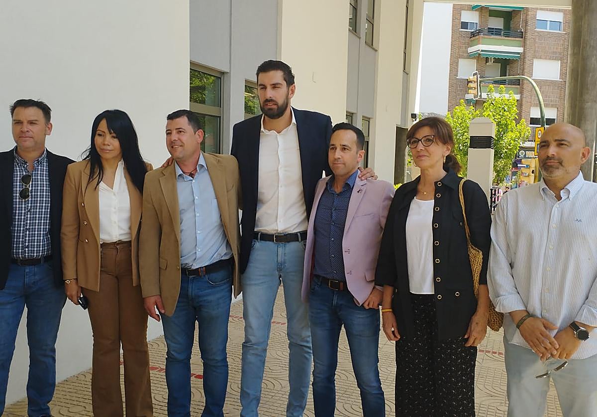 El líder regional de Vox, José Ángel Antelo (centro), junto a los concejales electos en Molina, este martes.