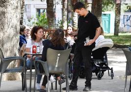 Un camarero toma nota a unas clientas en una terraza de Murcia.