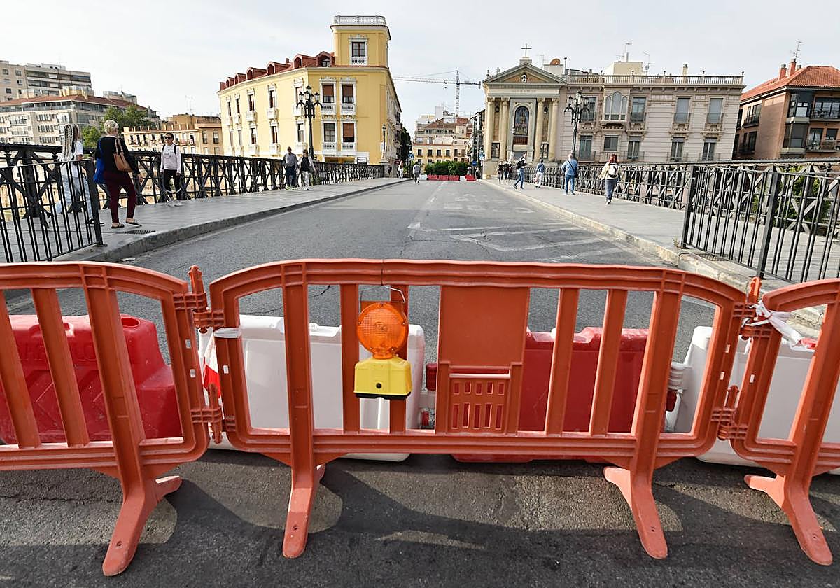 El Puente Viejo, cerrado al tráfico, tras el inicio de las obras.