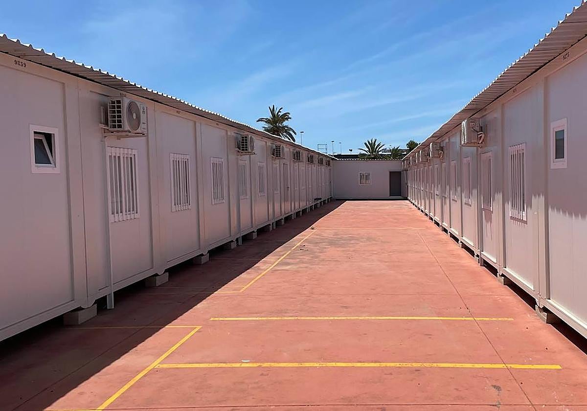 Exteriores de las aulas prefabricadas del colegio número 14 instaladas en la avenida de los Nenúfares.